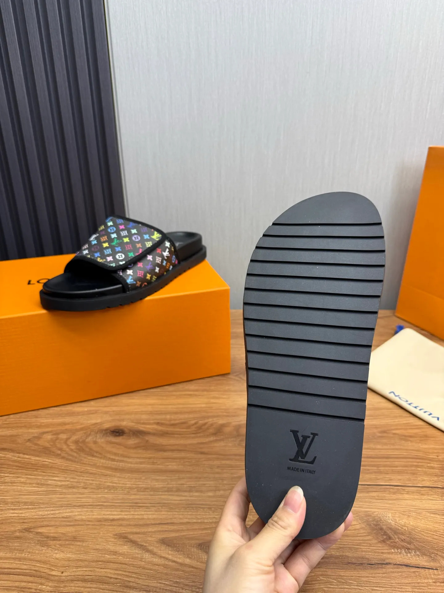Men's shoes 💰340💰 ▪️LV's popular Little Red Book popular slippers hot sale: 1 shipment✅ Super textured and comfortable slippers, original TPU outsole. Authentic counter box drawer box packaging 🎁Size 38-45